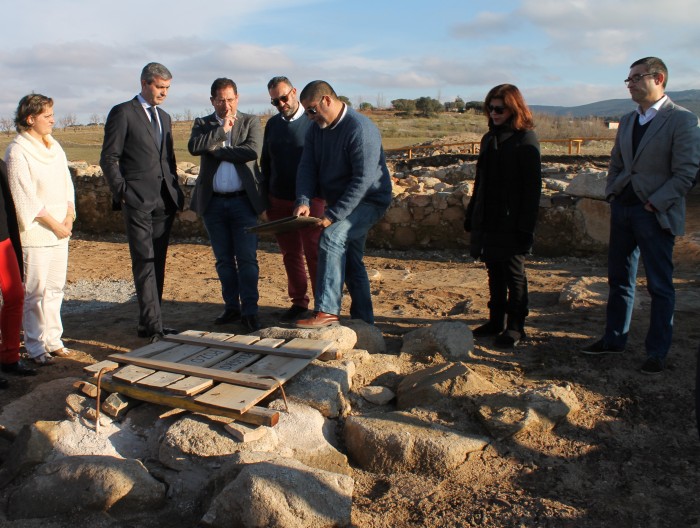 Imagen de Álvaro Gutiérrez en el yacimiento de Los Hitos, en Arisgotas (Orgaz)