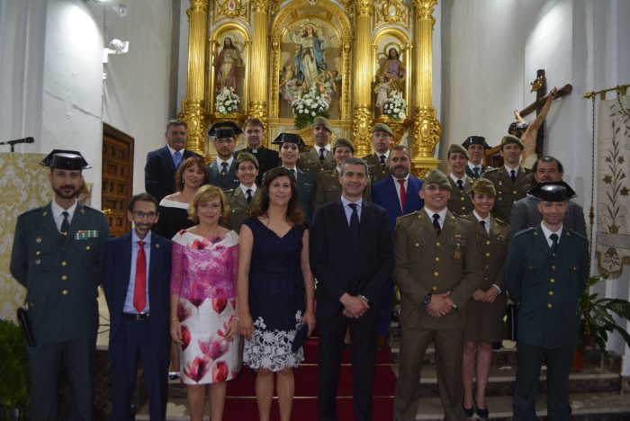 Imagen de Álvaro Gutiérrez con los miembros del Ejército y la Guardia Civil que asistieron a la procesión