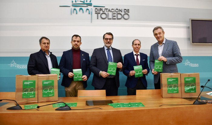 Imagen de Arias entrega folletos AECC