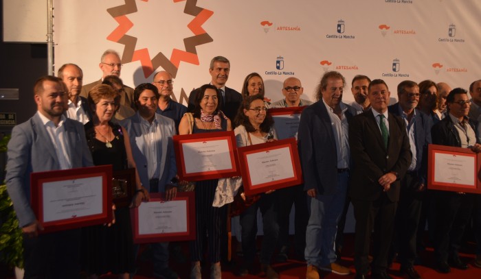 Imagen de Álvaro Gutiérrez con el presidente de Castilla-La Mancha y los artesanos y artesanas premiados