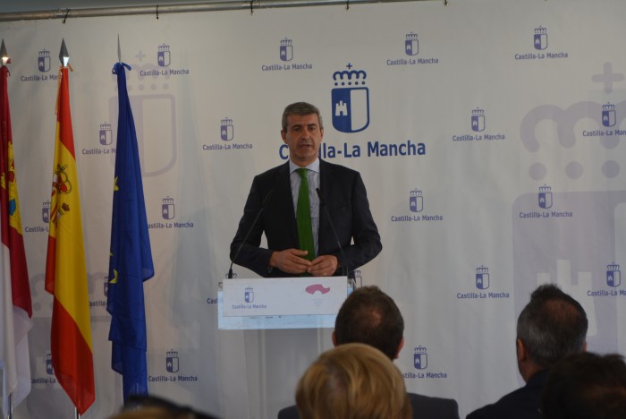 Álvaro Gutiérrez dirige unas palabras en el acto de inauguración del colegio de Yuncler