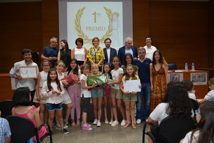 María Ángeles García entrega el primer premio al CEIP 