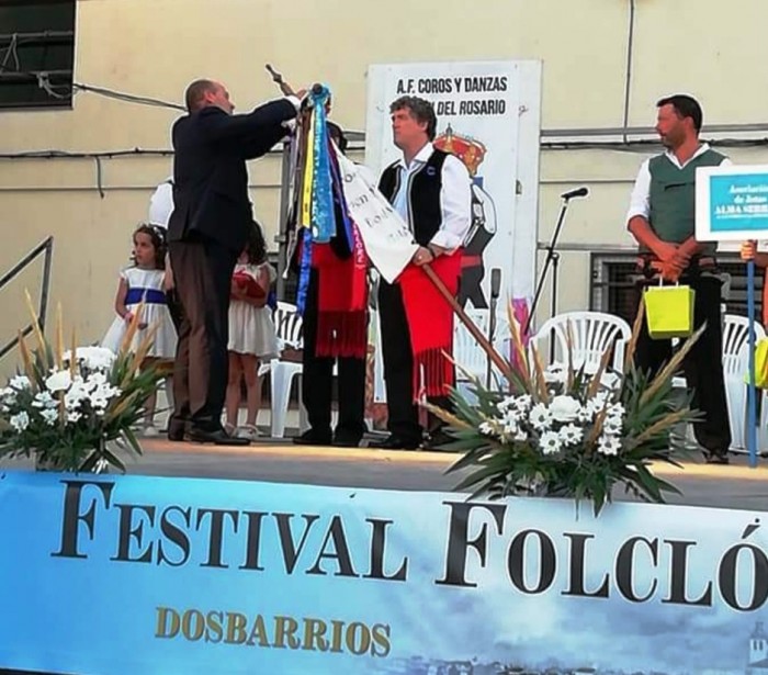 Imagen de Ángel de Vega impone banderín al Grupo Coros y Danzas Virgen del Sagrario