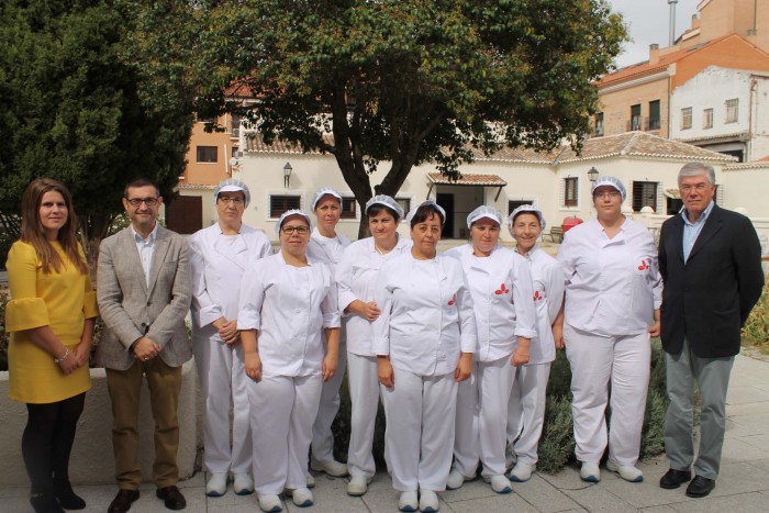 Imagen de Fernando Muñoz y José Manuel Tofiño con participantes y responsables del taller de empleo de Illesca