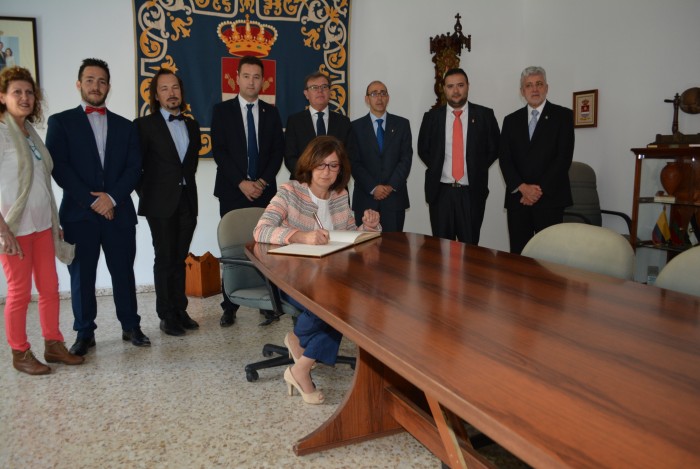 Imagen de Ana María Gómez firma en el libro de honro del Ayuntamiento