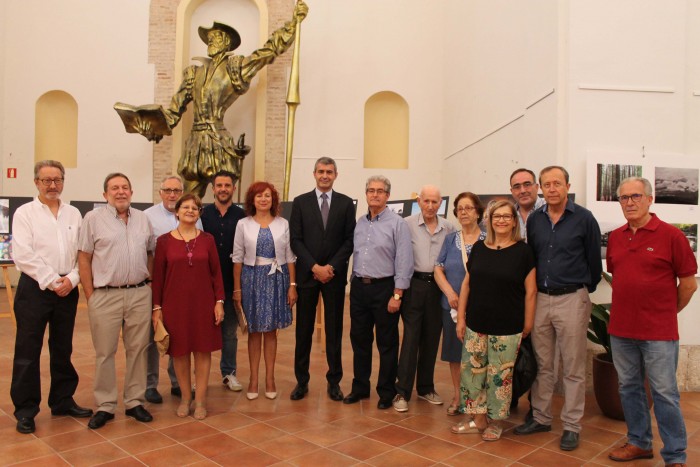 Imagen de Álvaro Gutiérrez y la alcaldesa de Esquivias con los miembros de la Asociación Fotográfica Contraluz