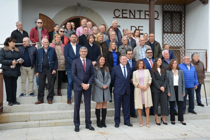 Imagen de Foto de familia ante el nuevo centro de mayores de Olías del Rey