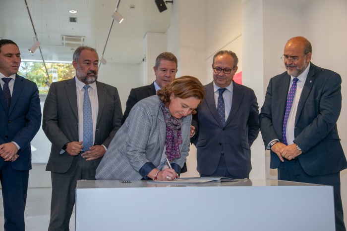 Imagen de  Cedllo durante la firma del convenio