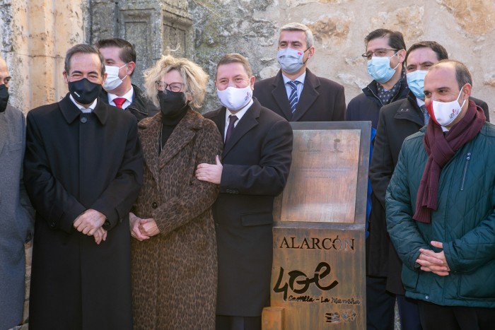 Ante la placa conmemorativa del 40 Aniversario