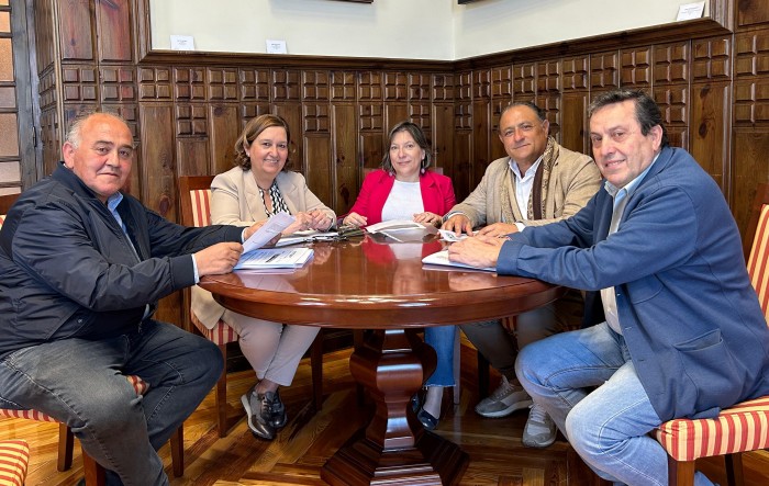 Imagen de 12062024  Cedillo reunión alcaldesa Herreruela de Oropesa (2)