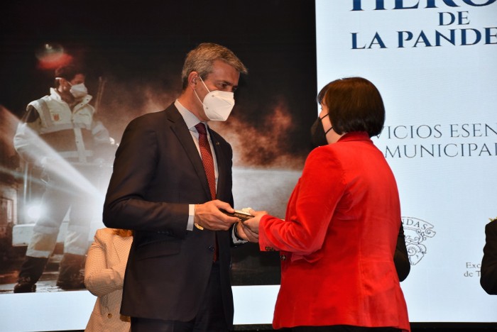 Imagen de Álvaro Gutiérrez entregando el premio Agustina Muñoz en representación del personal de limpieza