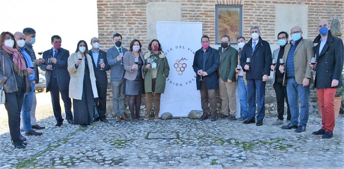 Imagen de Álvaro Gutiérrez y Patricia Franco con los municipios de la Ruta del Vino de Méntrida