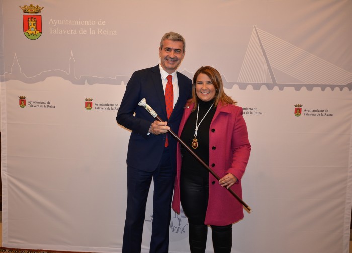 Imagen de Álvaro Gutiérrez con el bastón que le entregaba la alcaldesa de Talavera de la Reina