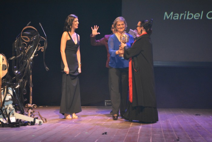 Imagen de María Ángeles García entrega el premio a Martirio
