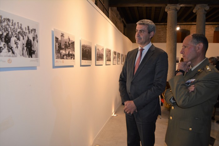 Álvaro Gutiérrez y el coronel Linares en inauguración de la exposición de la Escuela de Gimnasia