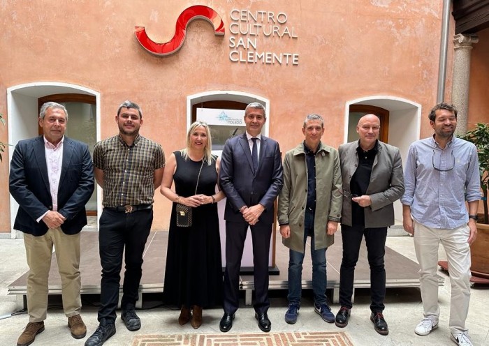 Imagen de Álvaro Gutiérrez junto a los artistas de 