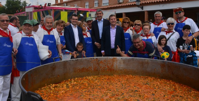 Álvaro Gutiérrez y Emiliano García-Page junto a los cocineros y cocineras del 