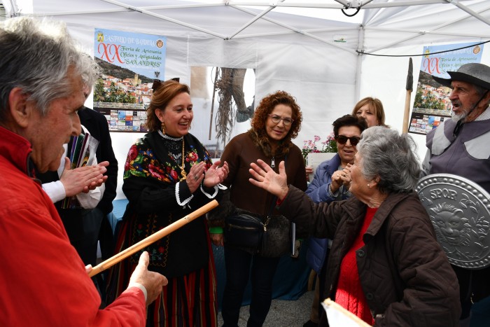 Imagen de La presidenta de la Diputación en el mercado de artesanía