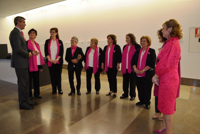 Imagen de Álvaro Gutiérrez con las mujeres del proyecto Almohada del corazón