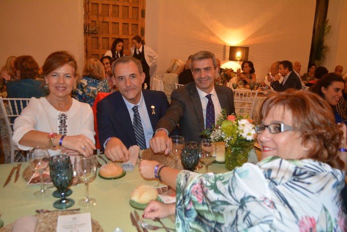 Álvaro Gutiérrez con Aurelia Sánchez, Juan Sánchez y Eva Ocaña mostrando las pulseras de AFANION