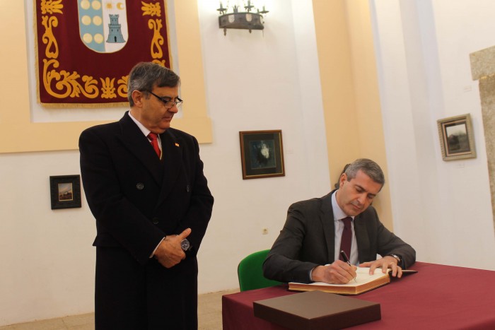 Imagen de Álvaro Gutiérrez firmando en el libro de honor de Velada