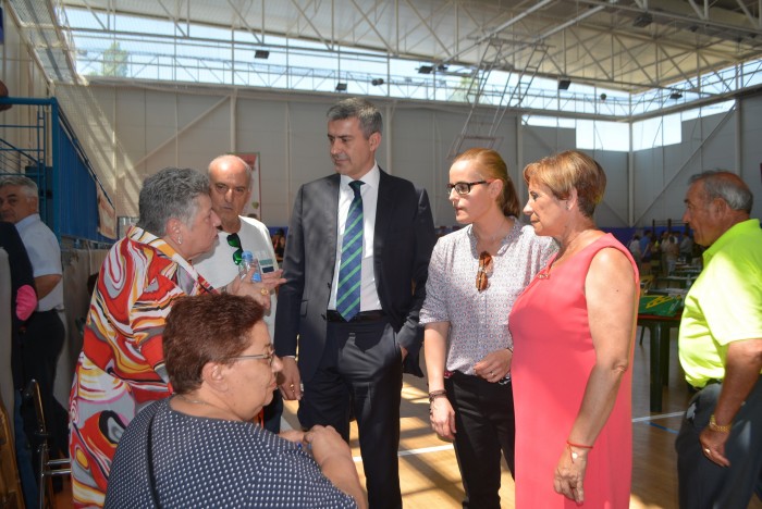 Imagen de Álvaro Gutiérrez charlando con la presidenta de la Asociación de Mayores de Las Ventas de Retamosa
