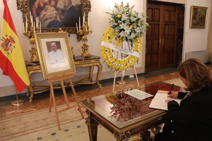 Imagen de Cedillo firmando en el Libro de Condolencias