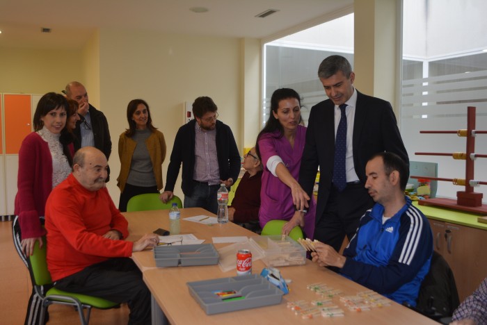 Álvaro Gutiérrez con usuarios del centro de atención a la discapacidad