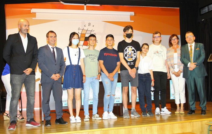 Imagen de Ana Gómez con los premiados de la Olimpiada de Matemáticas de la provincia de Toledo