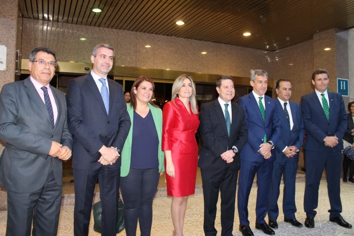 Imagen de Álvaro Gutiérrez junto al presidente regional, el presidente de Caja Rural y otras autoridades