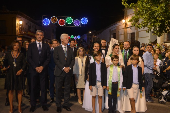 Imagen de Álvaro Gutiérrez minutos antes de entrar en la iglesia de Olías del Rey para asistir a la procesión