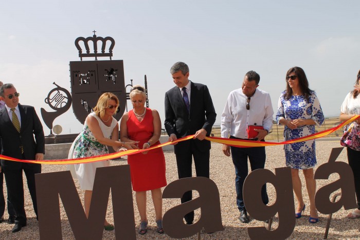 María del Carmen Pedraja y Álvaro Gutiérrez cortando la cinta inaugural de la rotonda de Magán