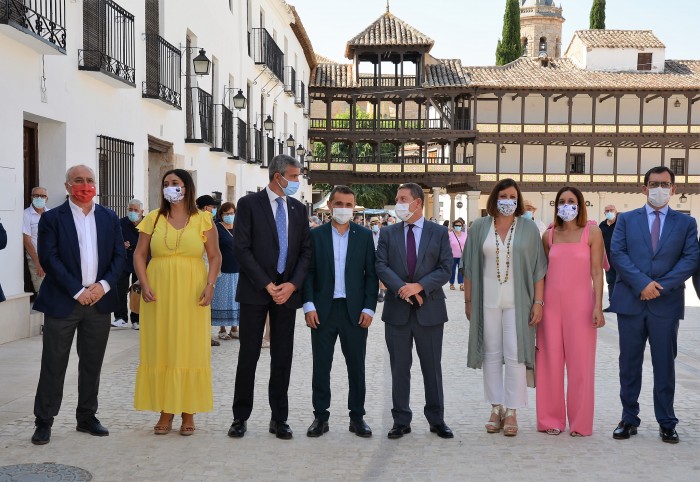 Imagen de Álvaro Gutiérrez con Emiliano García Page y otras autoridades en la Plaza de Tembleque