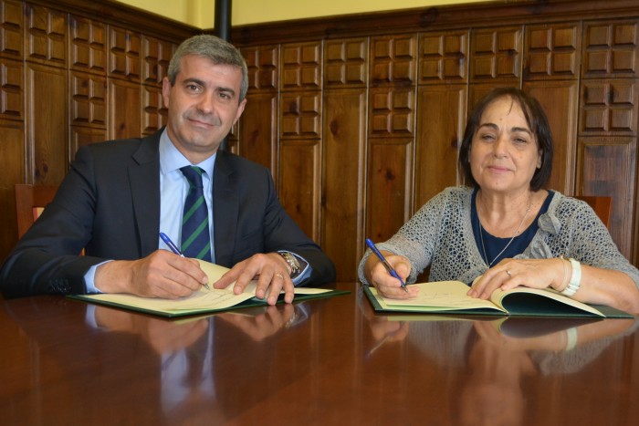 Álvaro Gutiérrez y Concepción García firmando el convenio de colaboración