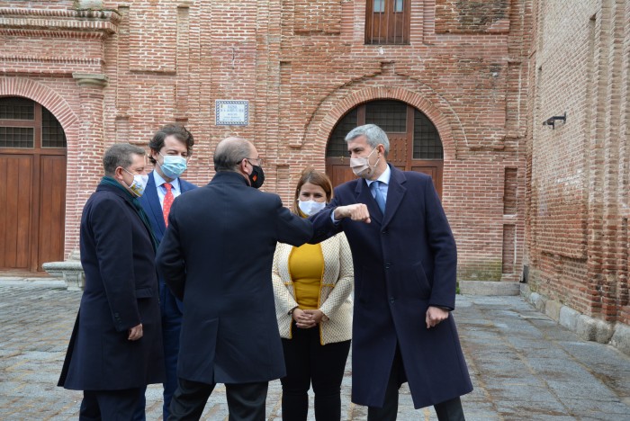 Imagen de Álvaro Gutiérrez saludando al presidente de Aragón