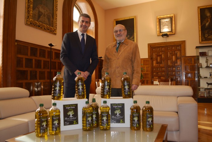 Imagen de Álvaro Gutiérrez con el presidente del Banco de Alimentos de Toledo, Manuel Lanza Landi