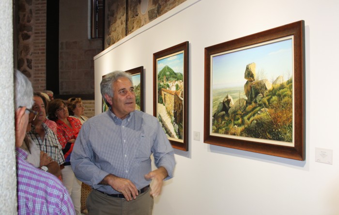 Manuel García mostrando su exposición