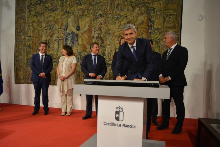 Imagen de Álvaro Gutiérrez firmando el convenio