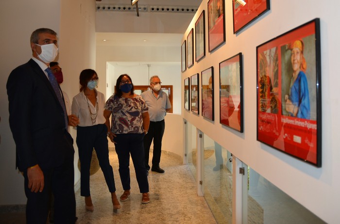 Carteles de las distintas exposiciones situados en una galería de San Clemente
