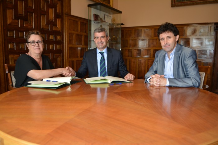 Imagen de Álvaro Gutiérrez con los responsables de APACE