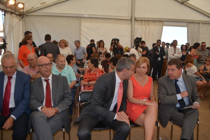 Imagen de Álvaro Gutiérrez charlando con Emiliano García-Page y María José Gallego