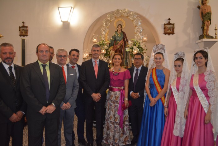 Imagen de Álvaro Gutiérrez con María Ángeles García, Javier Nicolás, concejales y las reinas de las fiestas