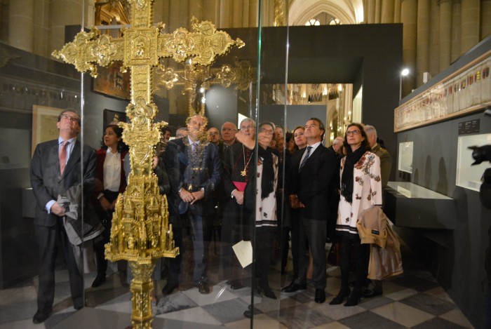 Imagen de La diputada de Educación, Cultura e Igualdad recorriendo la muestra de Cisneros