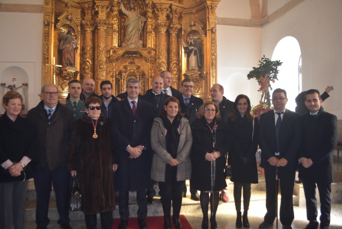 Imagen de Álvaro Gutiérrez, Mari Carmen Alfajeme y Agustina García Élez ante San Sebastián