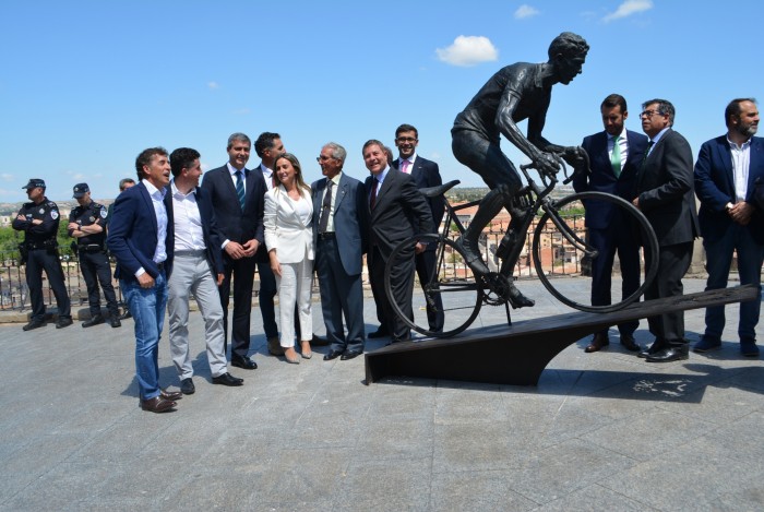 Imagen de Con la escultura de Federico Martín Bahamontes