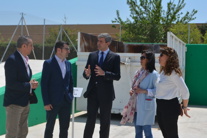 Álvaro Gutiérrez y Javier Pasamontes, junto al Gobierno municipal en el punto limpio de La Guardia