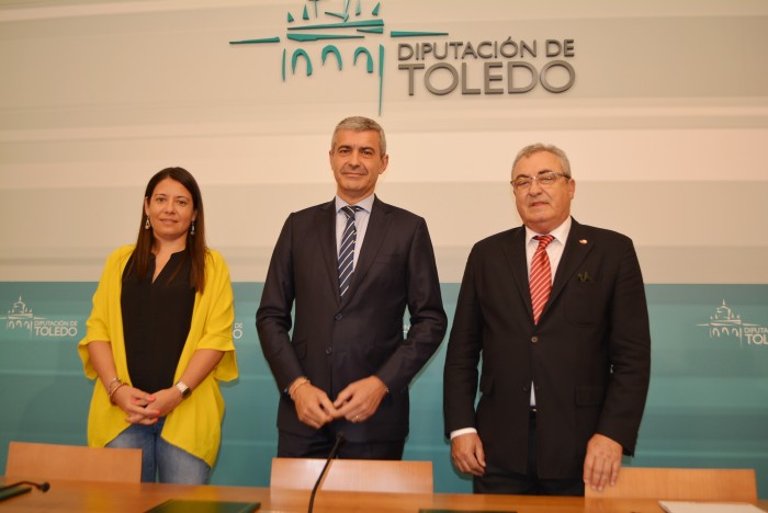 Imagen de Álvaro Gutiérrez, Bárbara García y Juan Carlos antes de la firma del convenio