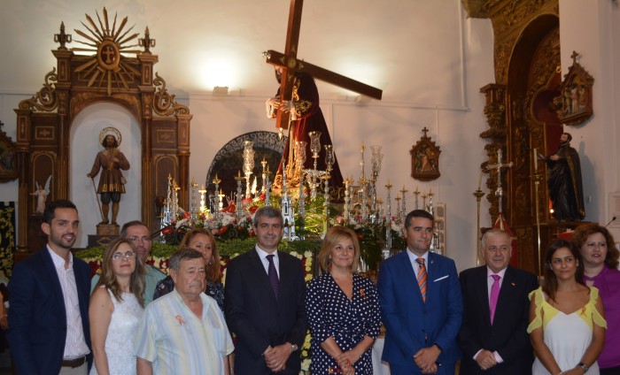 Imagen de Álvaro Gutiérrez con la corporación municipal ante la imagen del Cristo de la Cruz a Cuestas