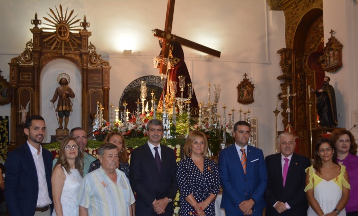 Álvaro Gutiérrez con la corporación municipal ante la imagen del Cristo de la Cruz a Cuestas