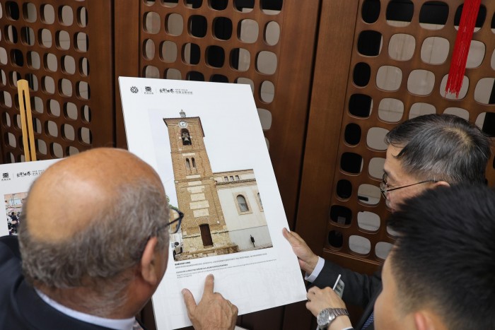 Imagen de Del Castillo en la embajada China